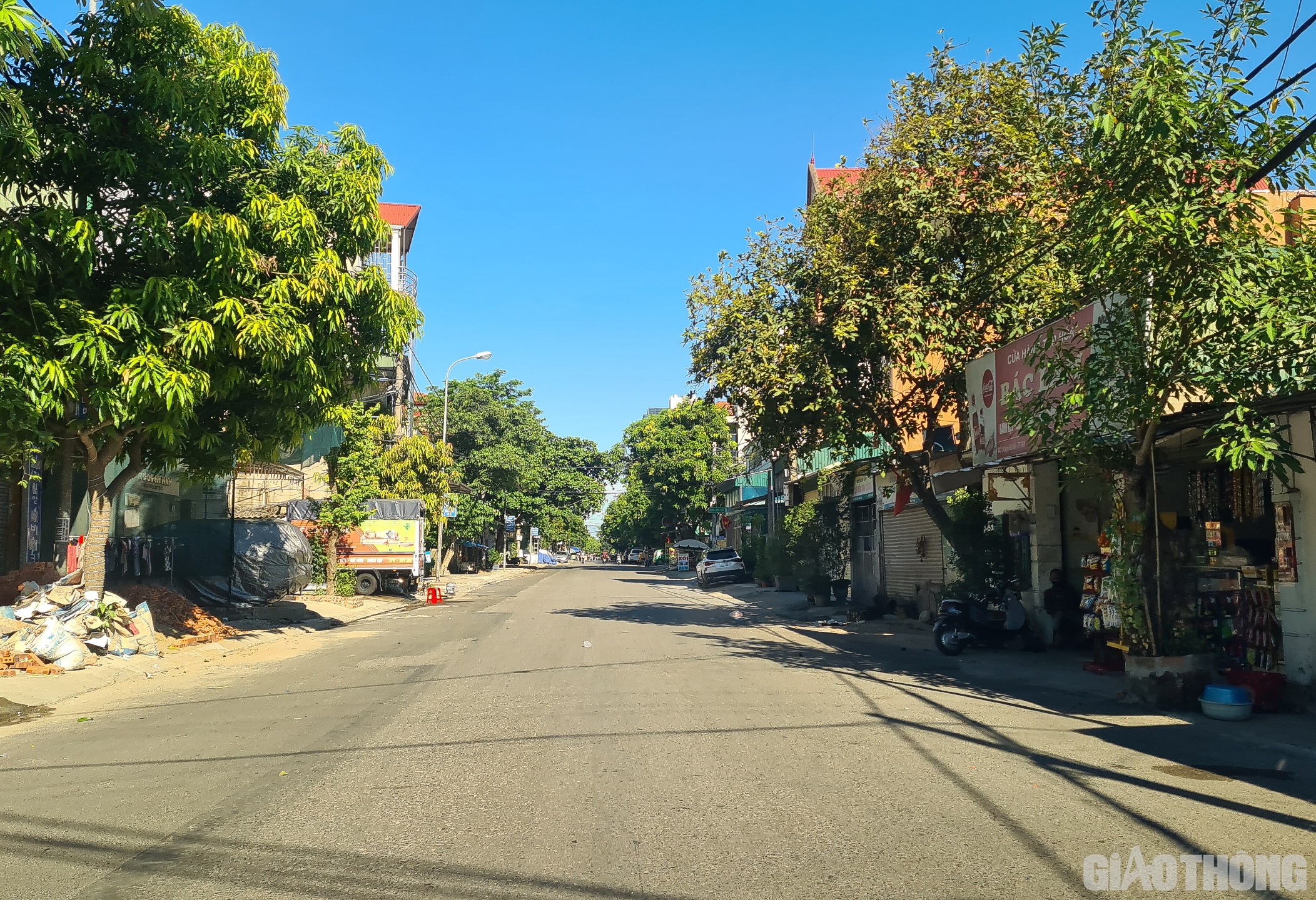 Trước đ&oacute;, v&agrave;o s&aacute;ng ng&agrave;y 17/6 - ng&agrave;y đầu ti&ecirc;n TP Vinh thực hiện gi&atilde;n c&aacute;ch x&atilde; hội theo Chỉ thị 15 của Ch&iacute;nh phủ, theo ghi nhận của PV, c&aacute;c tuyến đường đều vắng vẻ kh&aacute;c ng&agrave;y thường. (Ảnh Văn Thanh)