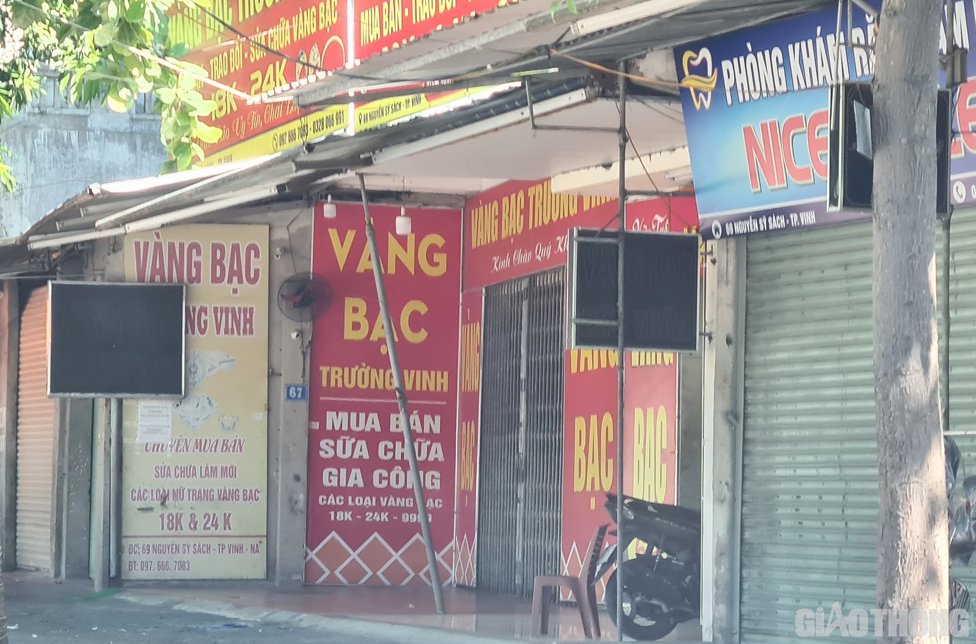 Nhiều cửa h&agrave;ng kinh doanh mặt h&agrave;ng kh&ocirc;ng thiết yếu đ&atilde; đ&oacute;ng cửa, tạm ngừng kinh doanh. (Ảnh Văn Thanh)