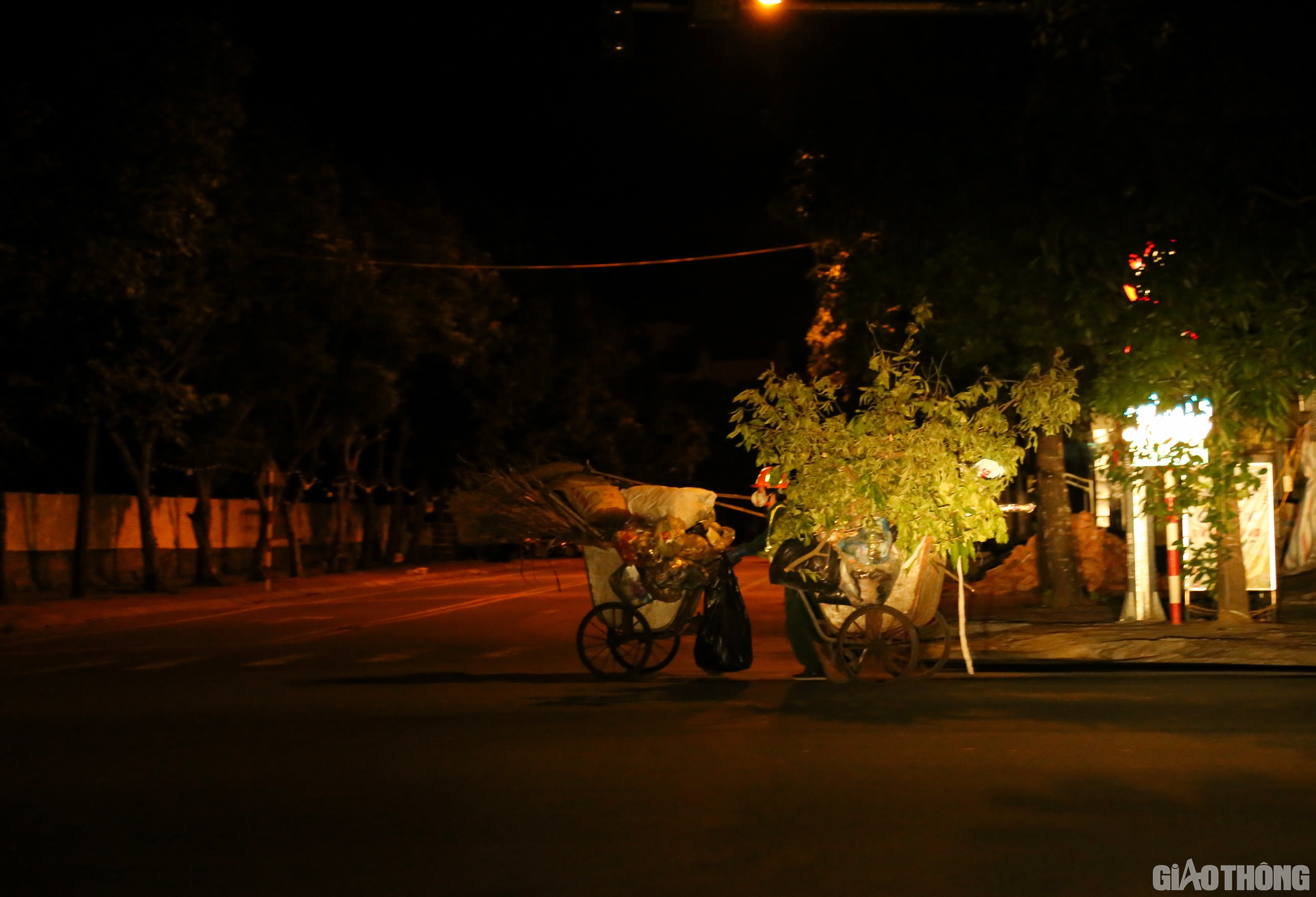 Chỉ mới 21h30' nhưng mọi đường phố ở TP. Vinh đ&atilde; vắng tanh. Tr&ecirc;n phố, thi thoảng mới c&oacute; một phương tiện đi vội v&atilde;. Chỉ duy nhất c&aacute;c c&ocirc;ng nh&acirc;n vệ sinh m&ocirc;i trường đang cặm cụi l&agrave;m việc. Một c&ocirc;ng nh&acirc;n cho biết, trước đ&acirc;y thời điểm n&agrave;y tr&ecirc;n đường vẫn c&ograve;n rất đ&ocirc;ng người v&agrave; phương tiện. Khung cảnh mới khiến chị em c&ocirc;ng nh&acirc;n thấy lo lo, ai cũng cố gắng ho&agrave;n th&agrave;nh c&ocirc;ng việc sớm để về nh&agrave;.