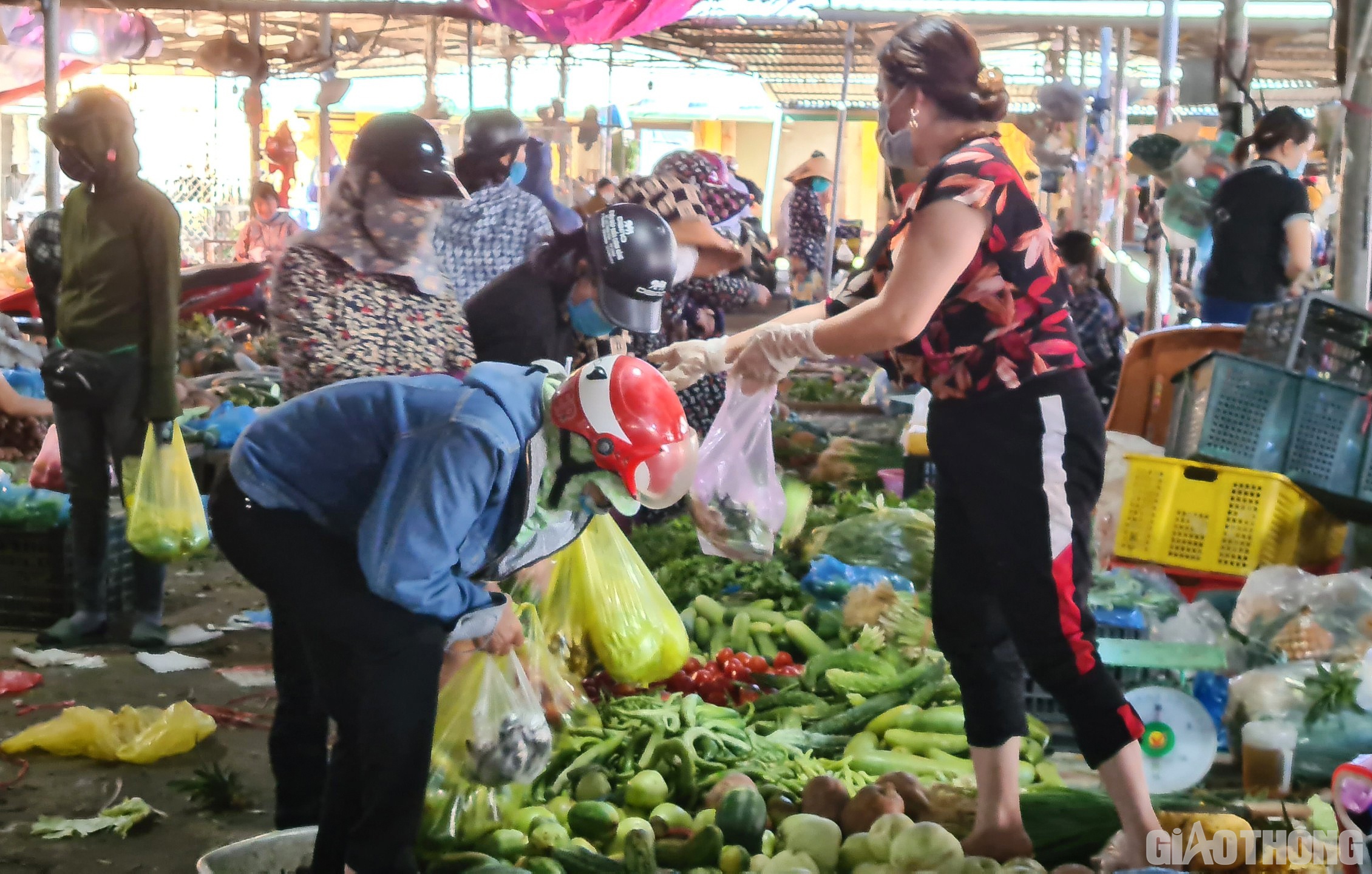 Trong c&aacute;c khu chợ, người tập trung mua b&aacute;n vẫn rất nhiều v&agrave; kh&ocirc;ng giữ khoảng c&aacute;ch (Ảnh: Văn Thanh)