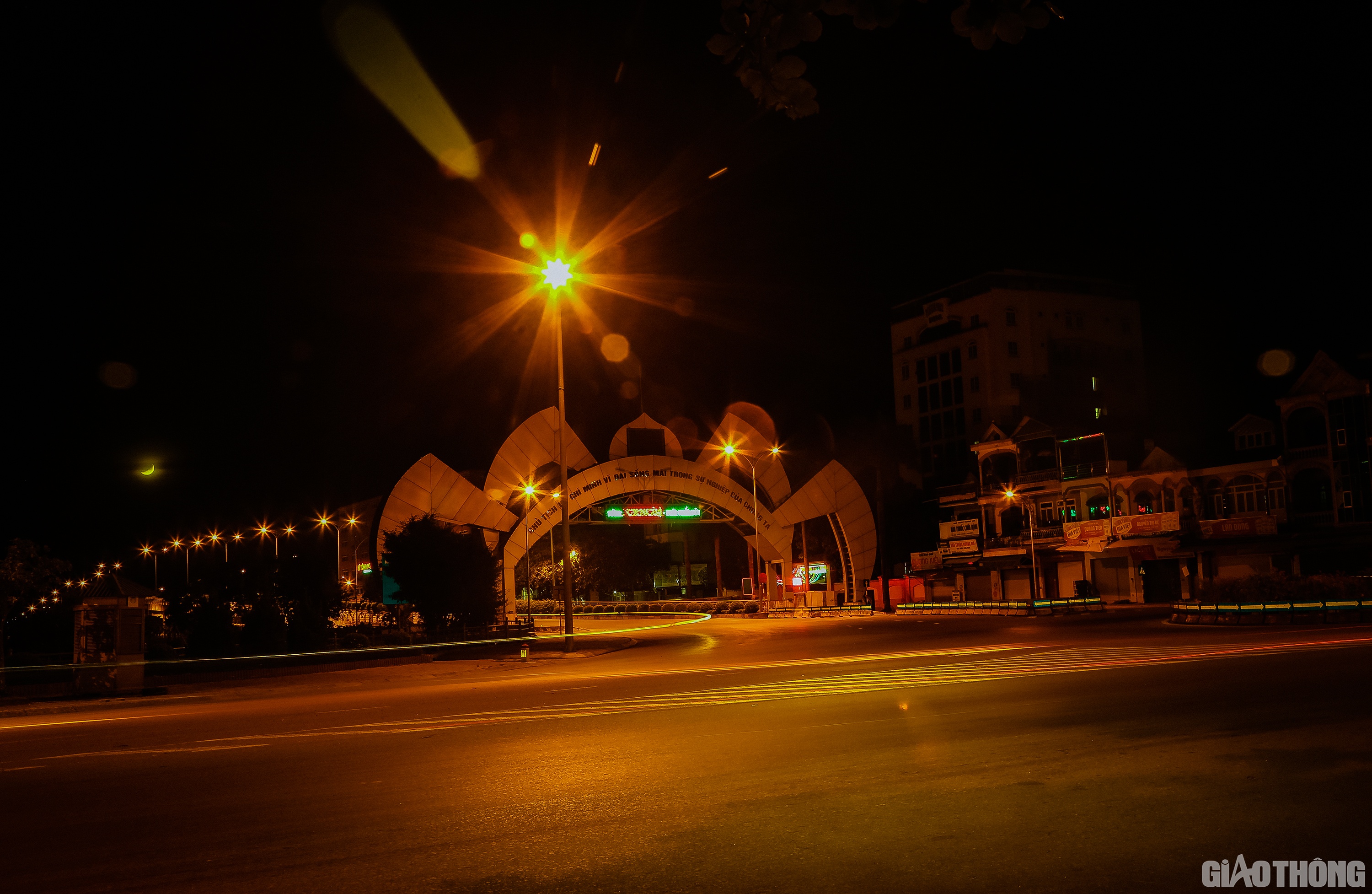 Quang cảnh ở khu vực hồ Cửa Nam - cửa ng&otilde; ph&iacute;a T&acirc;y Nam của TP. Vinh cũng vắng lặng kh&ocirc;ng k&eacute;m, dường như kh&ocirc;ng một b&oacute;ng người v&agrave; phương tiện ngo&agrave;i đường.