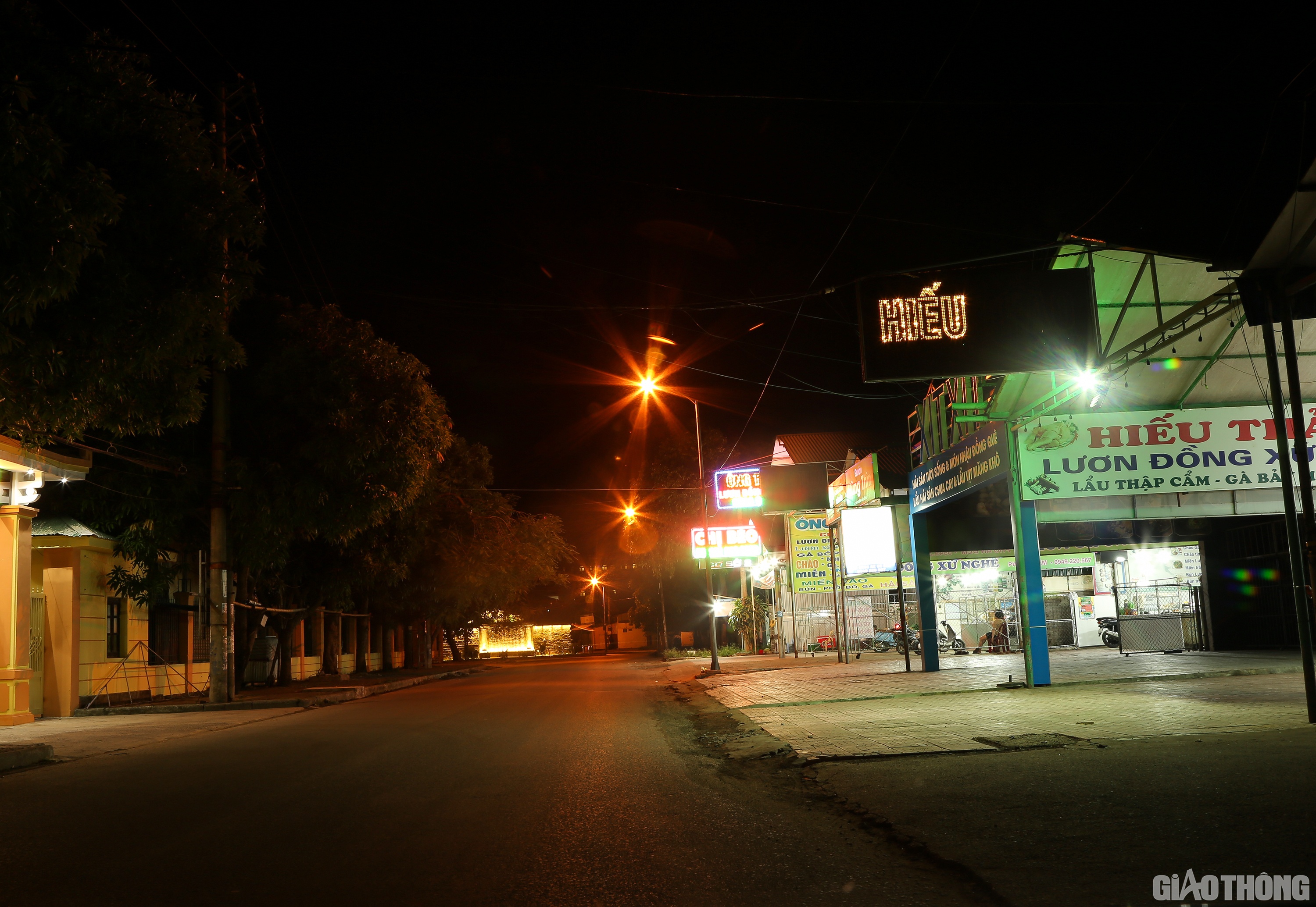 Chủ qu&aacute;n Lươn đồng xứ Nghệ Hiếu Thảo cho biết: Nếu b&igrave;nh thường, lại c&oacute; th&ecirc;m b&oacute;ng đ&aacute; EURO nữa th&igrave; cả khu phố n&agrave;y chật k&iacute;n người ăn; qu&aacute;n h&agrave;ng s&aacute;ng trưng đ&egrave;n điện s&aacute;ng đ&ecirc;m. Thế nhưng dịch bệnh diễn biến phức tạp kh&ocirc;ng c&oacute; ai đi ăn. Ở nh&agrave; nhiều qu&aacute; th&igrave; kh&ocirc;ng c&oacute; tiền ti&ecirc;u n&ecirc;n gia đ&igrave;nh đ&agrave;nh phải mở cửa qu&aacute;n để b&aacute;n cho kh&aacute;ch mang về v&agrave; nhận ship đến tận nh&agrave; cho kh&aacute;ch c&oacute; nhu cầu.