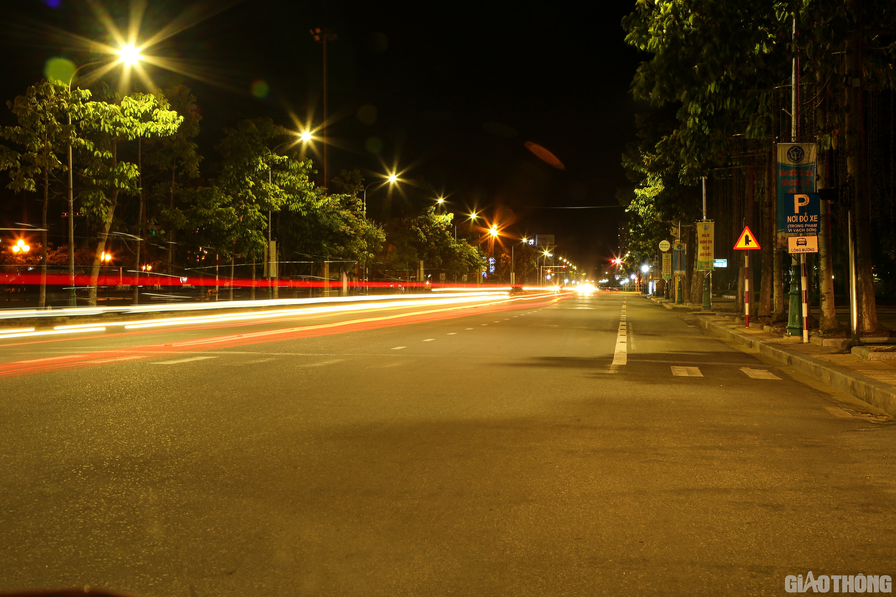 Chiều 16/6, TP. Vinh, tỉnh Nghệ An tiếp tục ghi nhận th&ecirc;m 2 ca dương t&iacute;nh với SARS-CoV-2, n&acirc;ng tổng số ca nhiễm ở địa phương n&agrave;y l&agrave; 4. Trước diễn biến phức tạp của dịch, từ chập tối c&ugrave;ng ng&agrave;y, c&aacute;c tuyến phố ở khu đ&ocirc; thị loại I đ&atilde; vắng tanh người v&agrave; phương tiện.