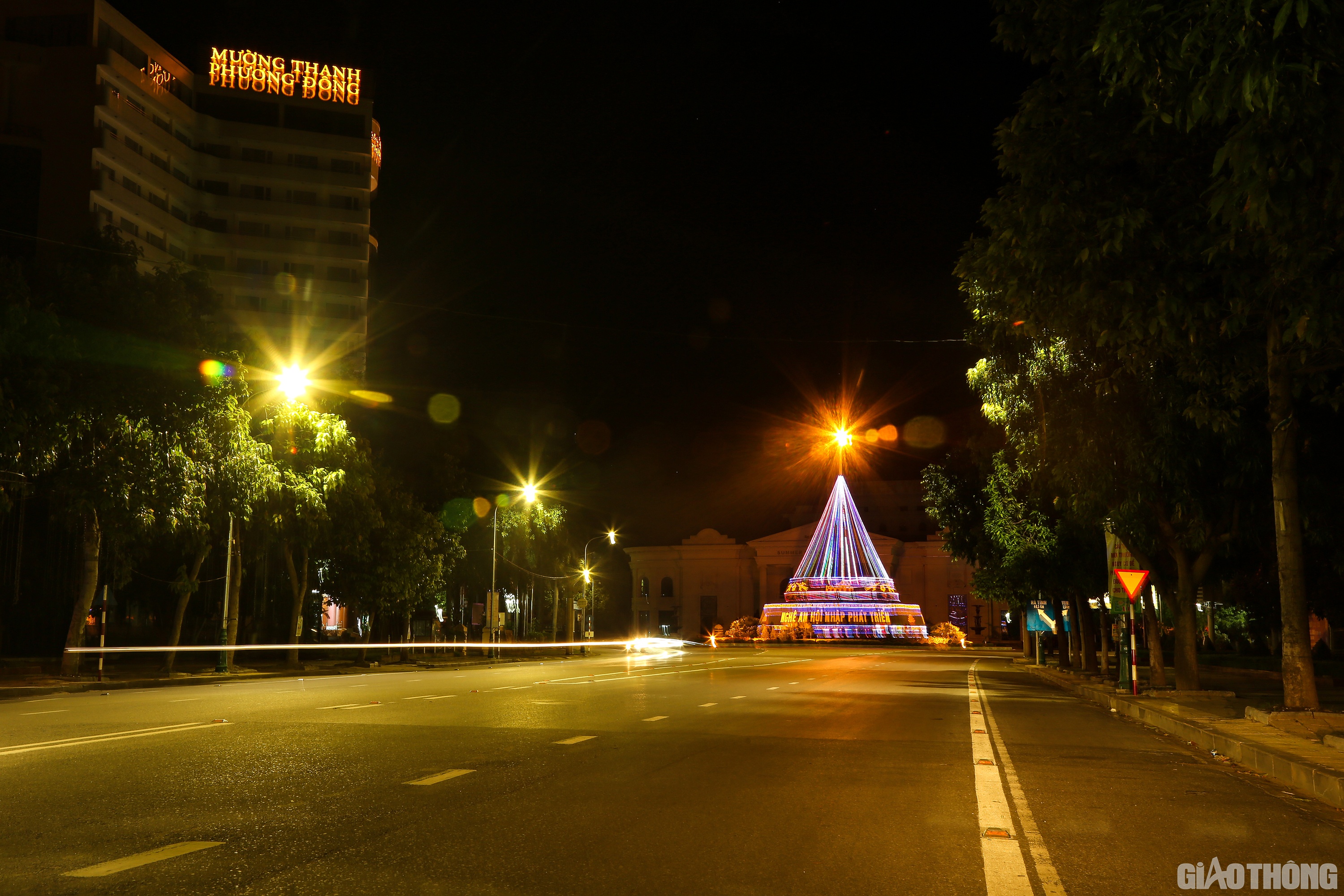 Giao th&ocirc;ng tr&ecirc;n đường Trường Thi đoạn n&uacute;t giao v&ograve;ng xuyến Phương Đ&ocirc;ng - cửa ng&otilde; ph&iacute;a Nam của TP. Vinh vắng tanh.