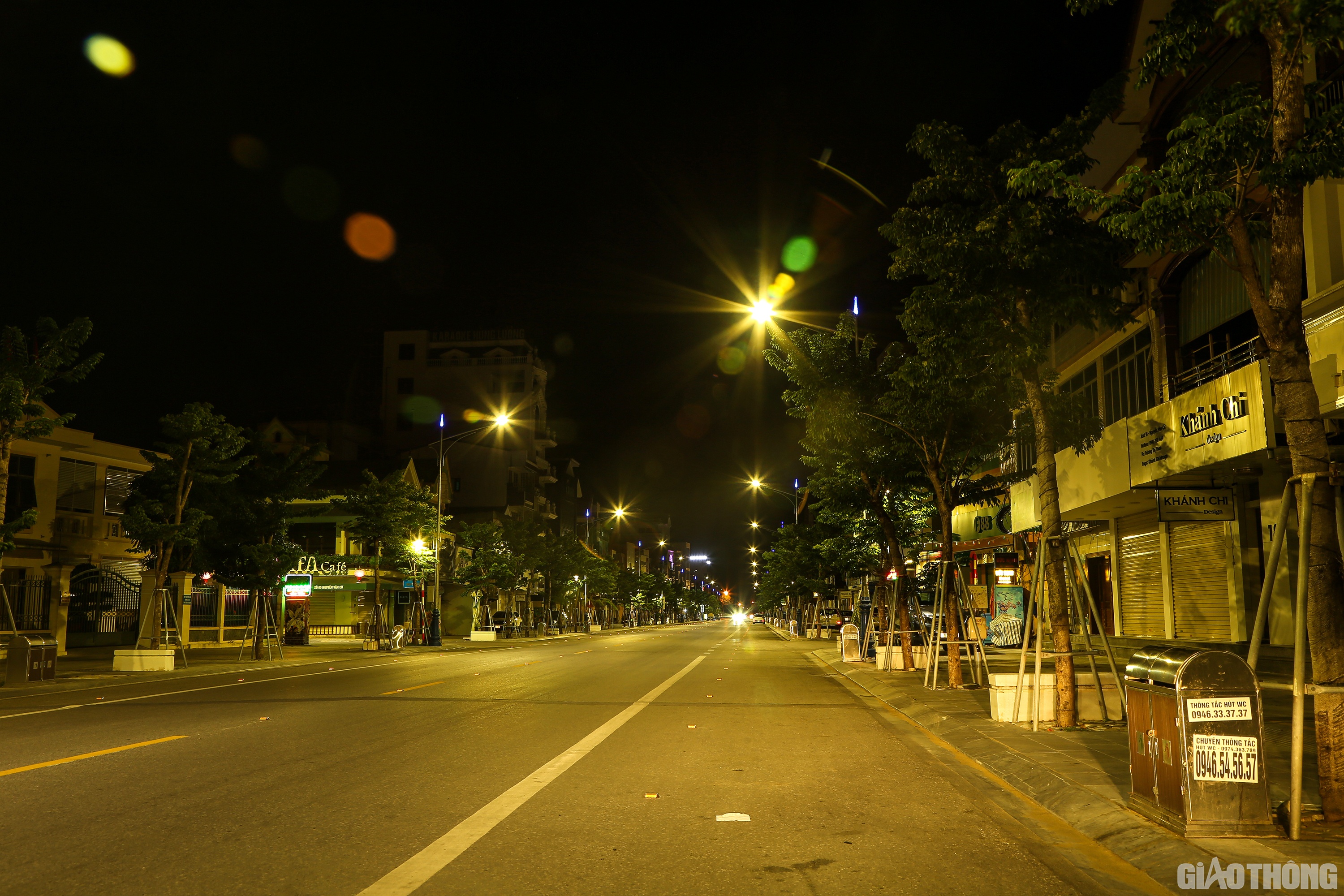 Phố Nguyễn Văn Cừ - con phố của những cửa h&agrave;ng mua sắm lớn nhất TP. Vinh tất cả đều cửa đ&oacute;ng, then c&agrave;i.