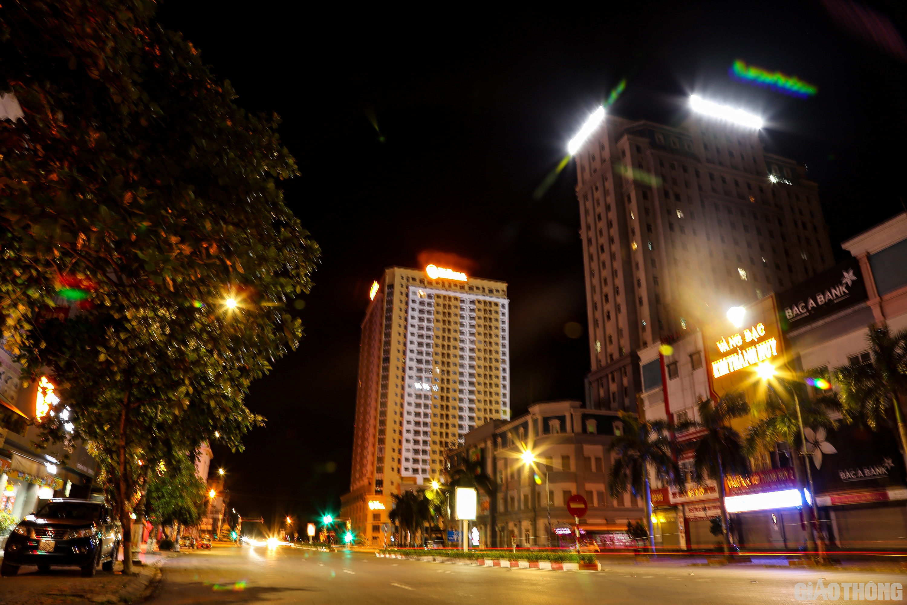 Đường Trần Ph&uacute;, đoạn n&uacute;t giao ng&atilde; tư Chợ Vinh, nơi được xem l&agrave; sầm uất nhất của TP. Vinh về đ&ecirc;m cũng chỉ c&oacute; một v&agrave;i phương tiện đang vội v&atilde; tr&ecirc;n đường.