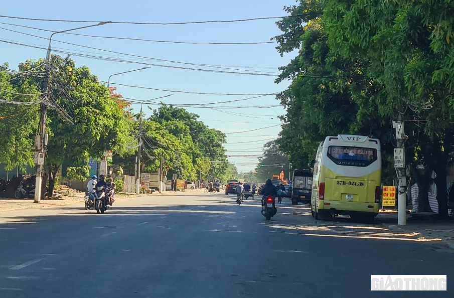 Theo Sở GTVT Nghệ An d&ugrave; gi&atilde;n c&aacute;ch x&atilde; hội nhưng vẫn duy tr&igrave; xe kinh doanh vận tải, xe bu&yacute;t để phục vụ nhu cầu đi lại của người d&acirc;n. Tuy nhi&ecirc;n c&aacute;c doanh nghiệp sẽ phải giảm tần suất, thực hiện đầy đủ c&aacute;c biện ph&aacute;p ph&ograve;ng dịch như được hướng dẫn. (Ảnh: Văn Thanh)