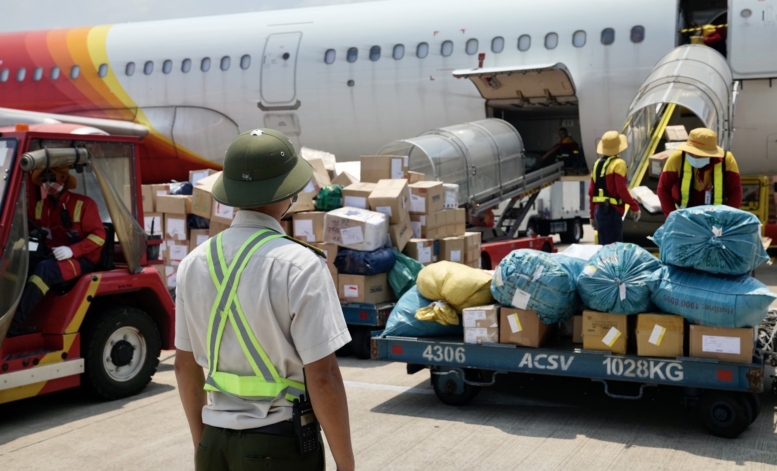 Tr&ecirc;n đường tuần tra, nếu gặp c&aacute;c chuyến bay đang khai th&aacute;c, anh sẽ dừng lại để kiểm tra những nh&acirc;n vi&ecirc;n phục vụ t&agrave;u bay.