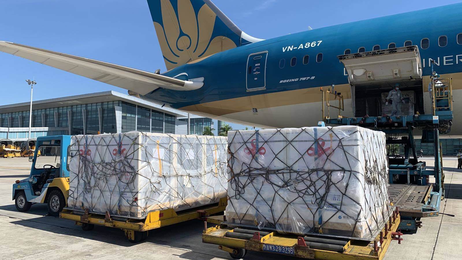 500.000 liều vaccine Covid-19 đ&atilde; được Vietnam Airlines vận chuyển an to&agrave;n từ Bắc Kinh về H&agrave; Nội, tr&ecirc;n chuyến bay số hiệu VN1