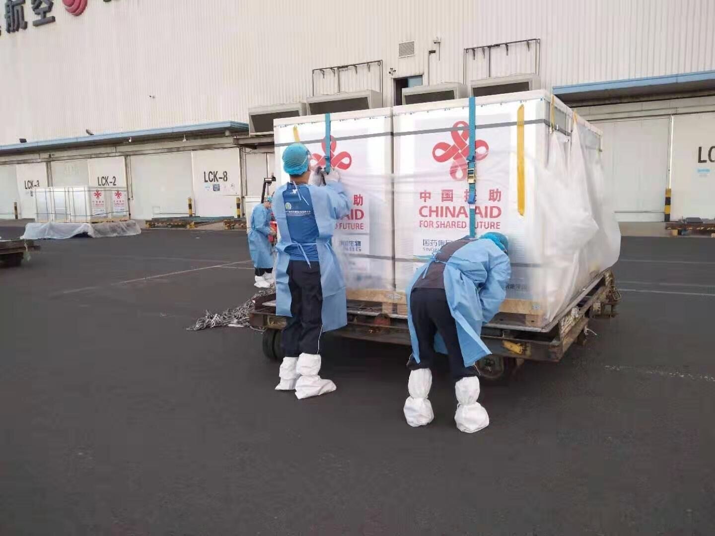 Tương tự c&aacute;c l&ocirc; vaccine trước đ&acirc;y, to&agrave;n bộ vắc xin được lưu trữ trong th&ugrave;ng container lạnh chuy&ecirc;n dụng