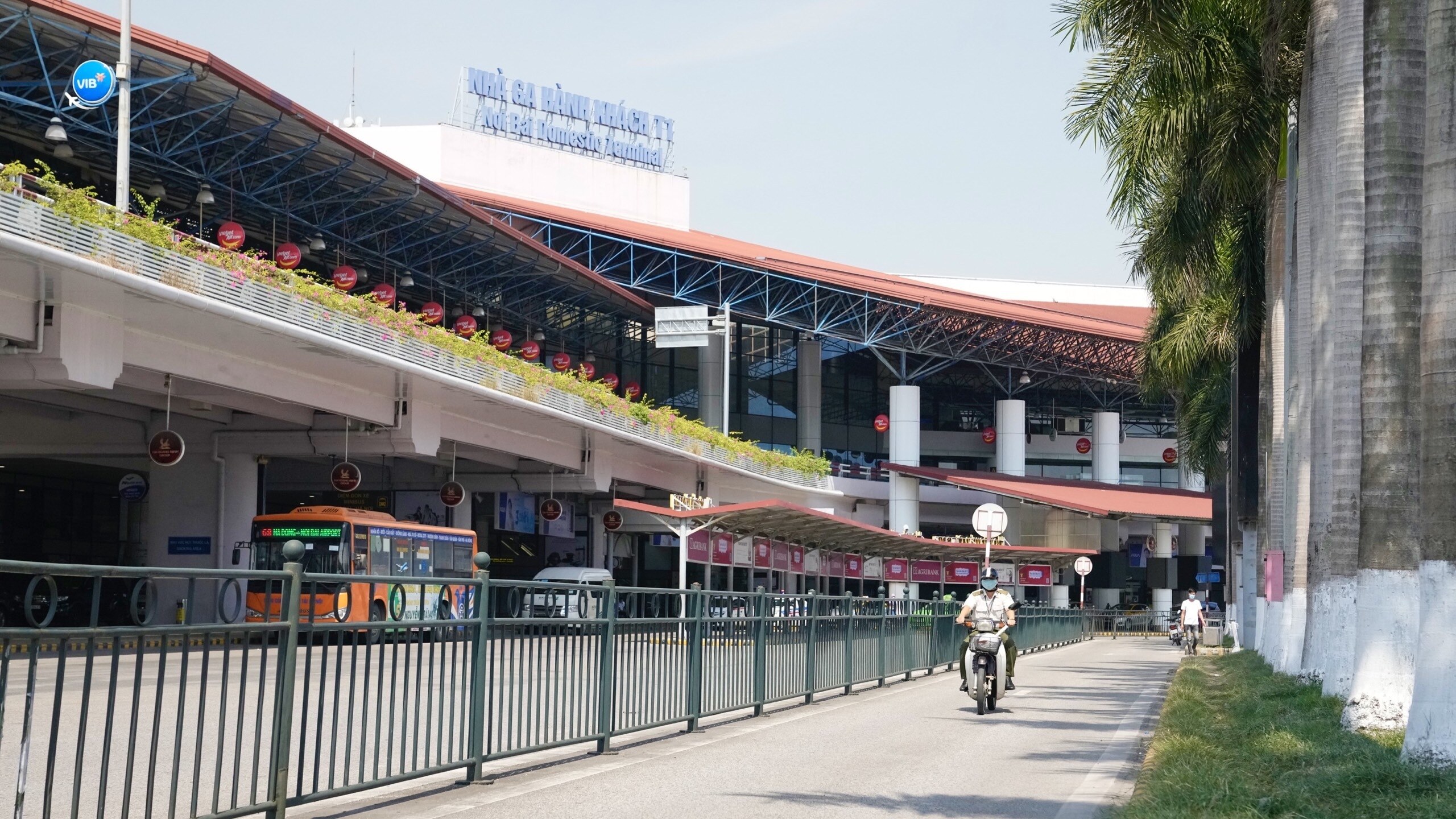 Nh&agrave; ga h&agrave;nh kh&aacute;ch T1 đang trong giai đoạn vắng kh&aacute;ch do dịch Covid-19 nhưng kh&ocirc;ng v&igrave; thế m&agrave; nh&acirc;n vi&ecirc;n được giảm bớt tần suất đi tuần tra.