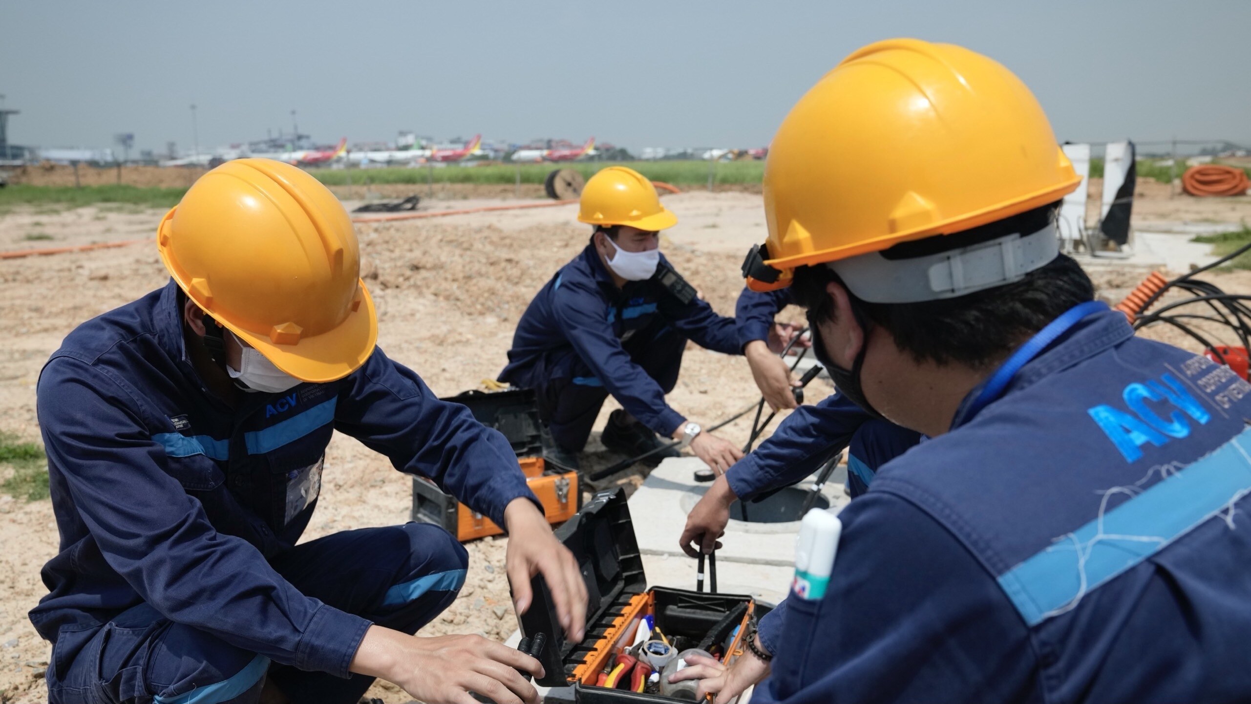 Trời c&agrave;ng nắng, người lao động tại đ&acirc;y c&agrave;ng phải tăng tốc l&agrave;m việc để đảm bảo mọi c&ocirc;ng tr&igrave;nh, hạng mục thi c&ocirc;ng sửa chữa trong khu bay ho&agrave;n th&agrave;nh đ&uacute;ng tiến độ, kh&ocirc;ng bị gi&aacute;n đoạn khi thời tiết chuyển mưa, d&ocirc;ng, b&atilde;o&hellip; C&ocirc;ng t&aacute;c tuần tra, canh g&aacute;c t&agrave;u bay, c&ocirc;ng t&aacute;c kiểm tra thiết bị th&ocirc;ng tin dẫn đường, kiểm tra sơn kẻ hệ thống biển b&aacute;o, cắt cỏ, thu gom vật ngoại lai, nạo v&eacute;t hệ thống mương đảm bảo tho&aacute;t nước m&ugrave;a mưa&hellip; l&agrave; những nhiệm vụ phải tiến h&agrave;nh thường xuy&ecirc;n bất kể mọi điều kiện thời tiết.