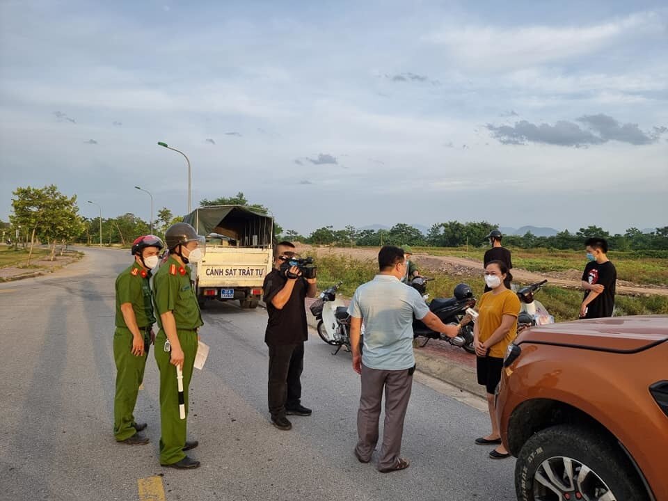 Khi được hỏi th&igrave; họ đều khẳng định đ&atilde; biết tỉnh ban h&agrave;nh lệnh c&aacute;ch ly x&atilde; hội to&agrave;n TP Vinh theo Chỉ thị 16 nhưng họ kh&ocirc;ng nghĩ đi ra ngo&agrave;i tập thể dục cũng bị phạt. (H.Bắc)