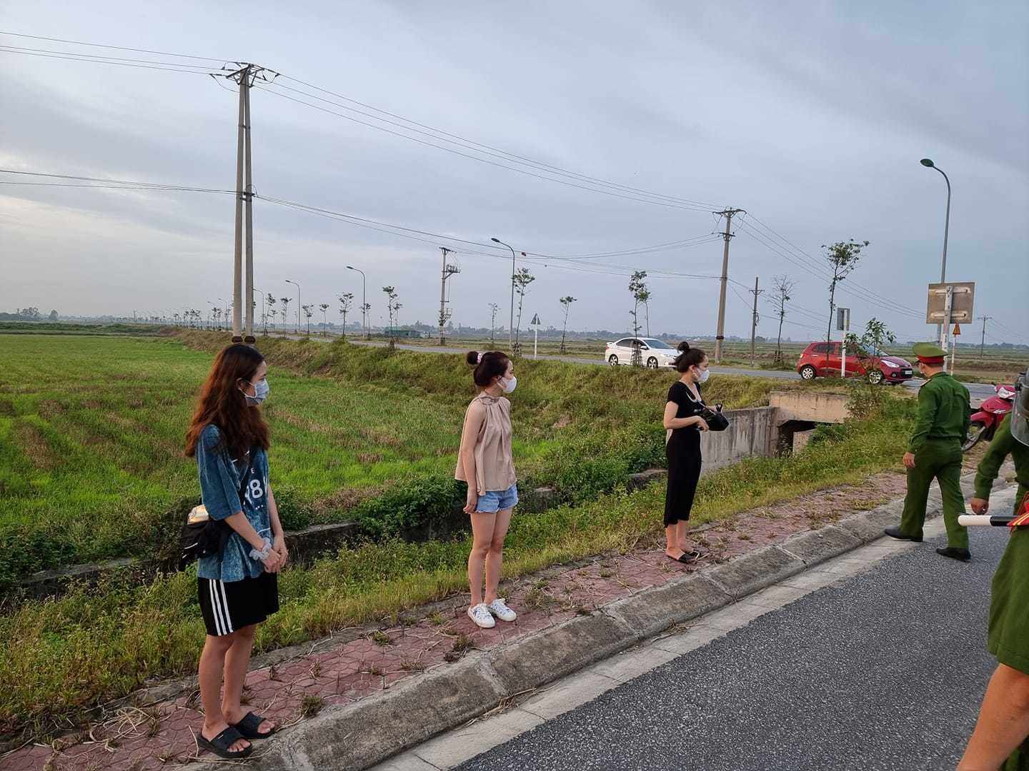 3 c&ocirc; g&aacute;i trẻ ra khu vực hồ điều h&ograve;a ở x&atilde; Hưng H&ograve;a, TP Vinh đi dạo m&aacute;t, tập thể dục bị lực lượng c&ocirc;ng an địa phương chặn lại lập bi&ecirc;n bản (H.Bắc)
