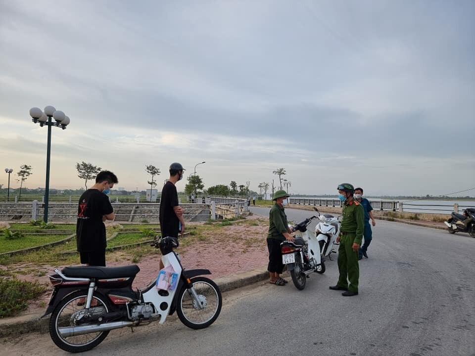 Trong số c&aacute;c trường hợp bị kiểm tra, xử phạt c&oacute; cả người lớn tuổi, thanh ni&ecirc;n. Họ đ&atilde; vi phạm quy định về gi&atilde;n c&aacute;ch, đi ra ngo&agrave;i kh&ocirc;ng nhằm mục đ&iacute;ch được quy định, như: mua sắm đồ thiết yếu, đi l&agrave;m nhiệm vụ, đi cấp cứu...