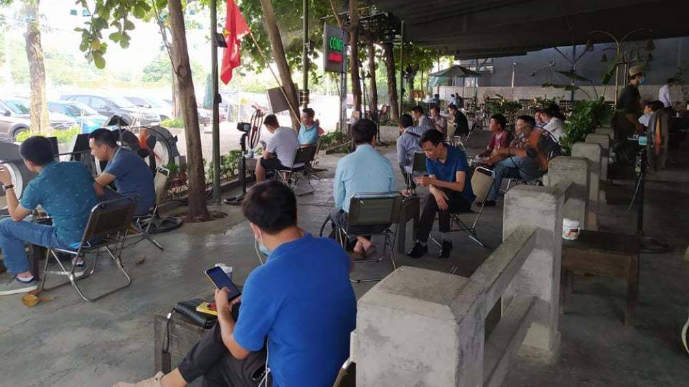 Một qu&aacute;n cafe ở Mỹ Đ&igrave;nh rất đ&ocirc;ng kh&aacute;ch sau khi được ph&eacute;p hoạt động trở lại