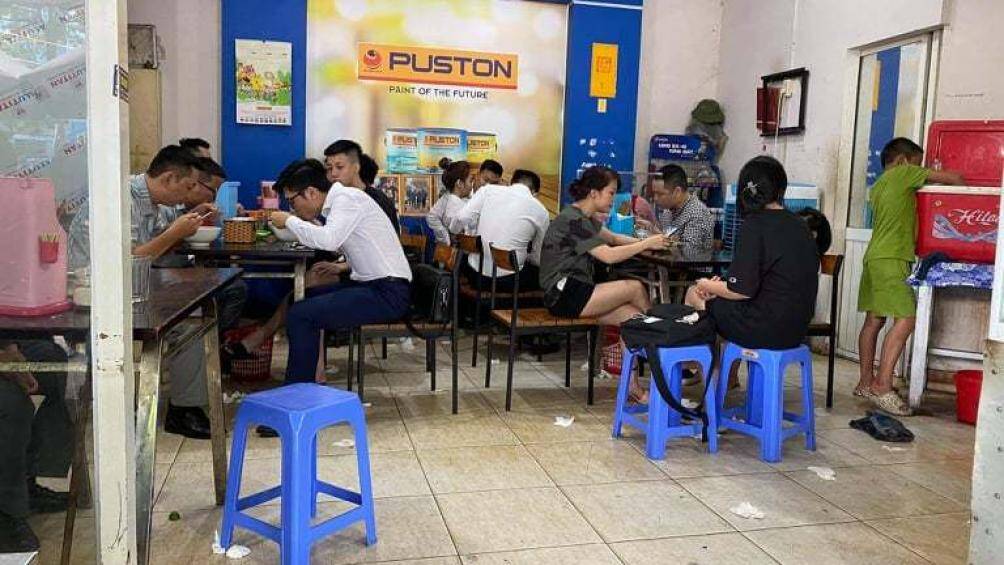 Anh Nguyễn Văn T. cho biết, được ăn phở sau đ&oacute; ngồi với bạn b&egrave; "'ch&eacute;m gi&oacute;" nh&acirc;m nhi cốc cafe l&agrave; thứ m&agrave; nhiều ng&agrave;y nay anh chờ đợi.