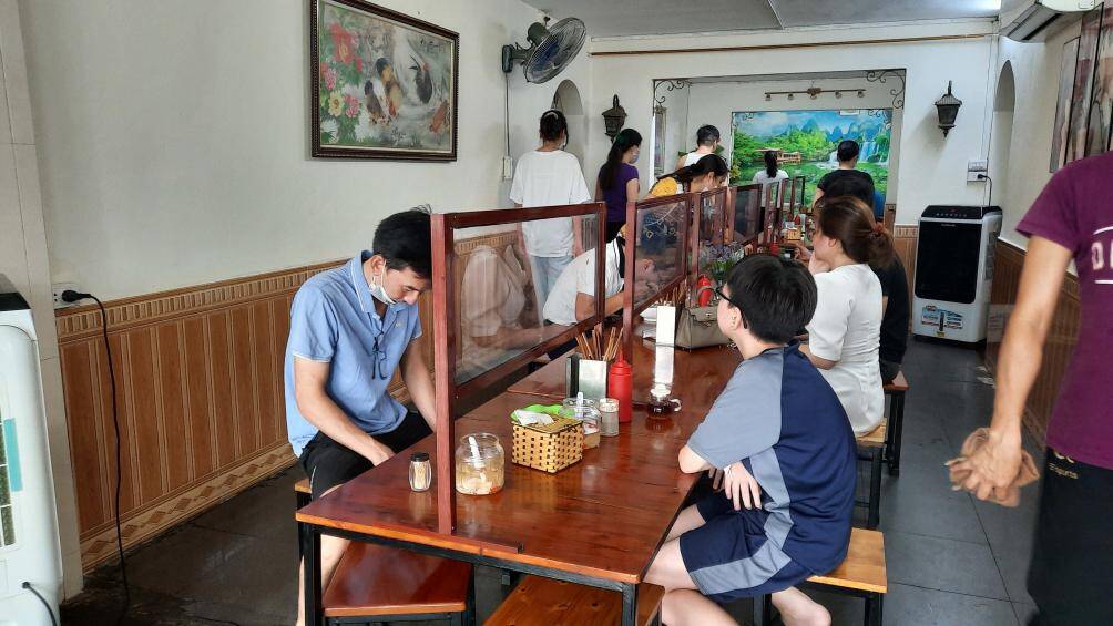 Từ 0h ng&agrave;y 22/6/2021, UBND TP H&agrave; Nội cho ph&eacute;p mở cửa trở lại một số dịch vụ: cắt t&oacute;c, gội đầu, ăn, uống trong nh&agrave; với điều kiện phải đảm bảo gi&atilde;n c&aacute;ch để ph&ograve;ng chống dịch Covid-19.