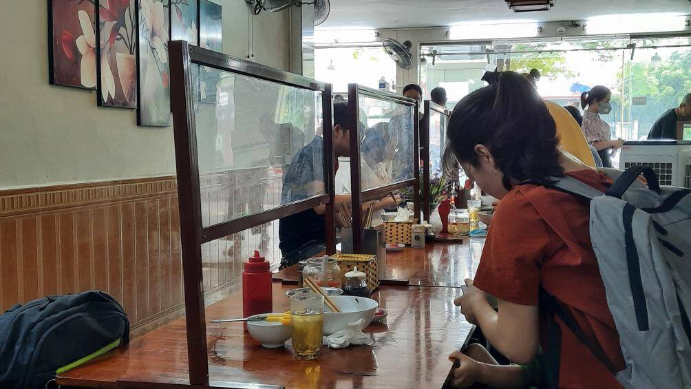 Ghi nhận của PV B&aacute;o Giao th&ocirc;ng, ngay từ s&aacute;ng sớm h&ocirc;m nay, nhiều h&agrave;ng ăn ở H&agrave; Nội đ&atilde; mở cửa phục vụ kh&aacute;ch h&agrave;ng ăn tại chỗ.