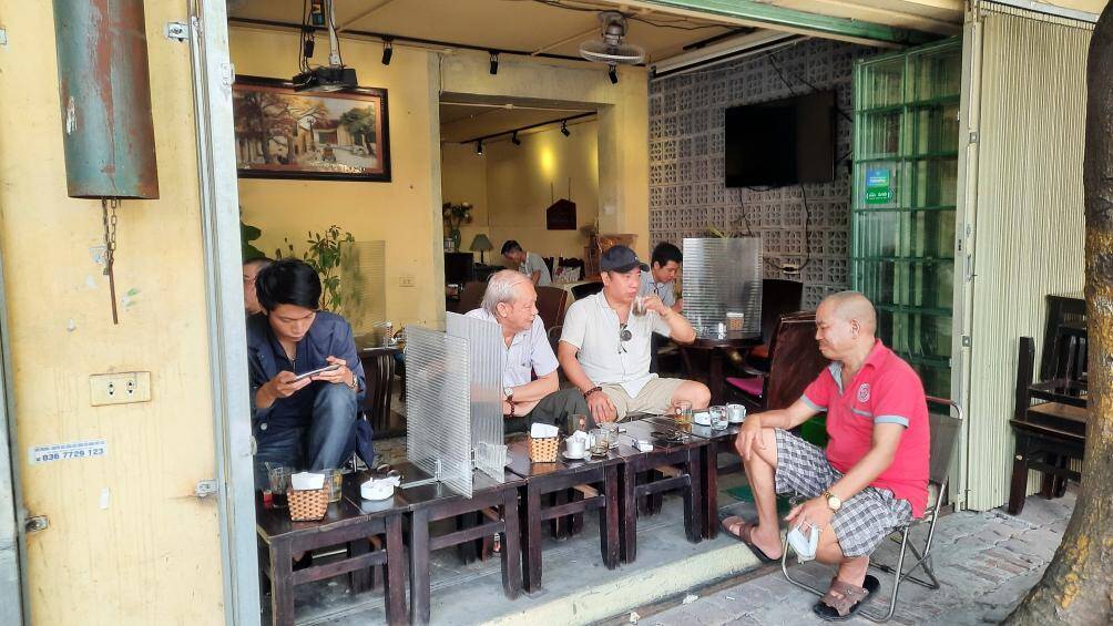 Anh Nguyễn Văn Q. cho biết, khi biết tin H&agrave; Nội cho ph&eacute;p mở một số dịch vụ như qu&aacute;n ăn, cafe, anh rất vui mừng. S&aacute;ng nay, anh Q. dậy sớm c&ugrave;ng với bạn b&egrave; đi ăn s&aacute;ng rồi uống cafe.