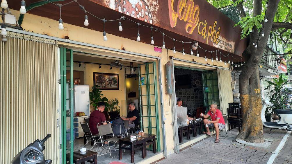 Một h&agrave;ng cafe tr&ecirc;n phố Trần Huy Liệu cũng mở cửa từ kh&aacute; sớm để phục vụ kh&aacute;ch h&agrave;ng.