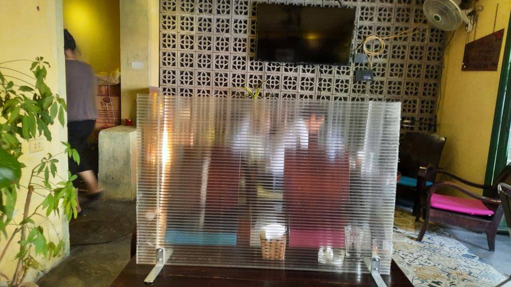 Chủ qu&aacute;n cafe n&agrave;y cho biết, đ&ecirc;m qua, khi biết tin h&ocirc;m nay được mở cửa h&agrave;ng trở lại, chủ qu&aacute;n đ&atilde; thức rất khuya để lau b&agrave;n ghế, đ&oacute;ng v&aacute;ch ngăn... kịp phục vụ kh&aacute;ch h&agrave;ng từ s&aacute;ng nay.