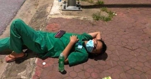 Nh&acirc;n vi&ecirc;n y tế mệt lả, kiệt sức v&igrave; phải l&agrave;m việc, lấy mẫu bất kể ng&agrave;y đ&ecirc;m