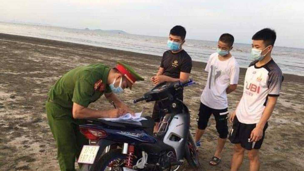 3 thanh ni&ecirc;n ở huyện Diễn Ch&acirc;u đi ra biển Diễn Th&agrave;nh kh&ocirc;ng mang khẩu trang bị phạt gần 5 triệu đồng (Ảnh: THNA)