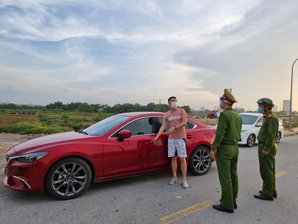 C&oacute; cả trường hợp đi &ocirc; t&ocirc; ra ven hồ để h&oacute;ng gi&oacute;, c&acirc;u c&aacute;