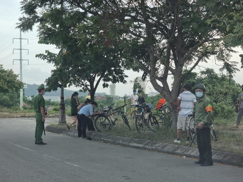 Lực lượng chức năng tăng cường kiểm tra, xử phạt người vi phạm sau khi B&aacute;o Giao th&ocirc;ng c&oacute; b&agrave;i phản &aacute;nh về việc người d&acirc;n bất chấp dịch bệnh, lệnh cấm vẫn ra ngo&agrave;i h&oacute;ng m&aacute;t, tập thể dục, tắm s&ocirc;ng