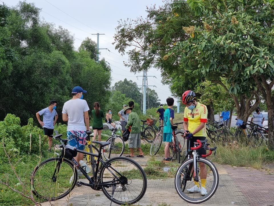 Ở đường du lịch ven s&ocirc;ng Lam thuộc phường Bến Thủy, cả chục trường hợp đi đạp xe, tập thể dục bị giữ lại lập bi&ecirc;n bản v&agrave; tạm giữ phương tiện. Theo lực lượng chức năng, c&aacute;c trường hợp vi phạm quy định về gi&atilde;n c&aacute;ch x&atilde; hội sẽ bị phạt mức từ 1 đến 3 triệu đồng