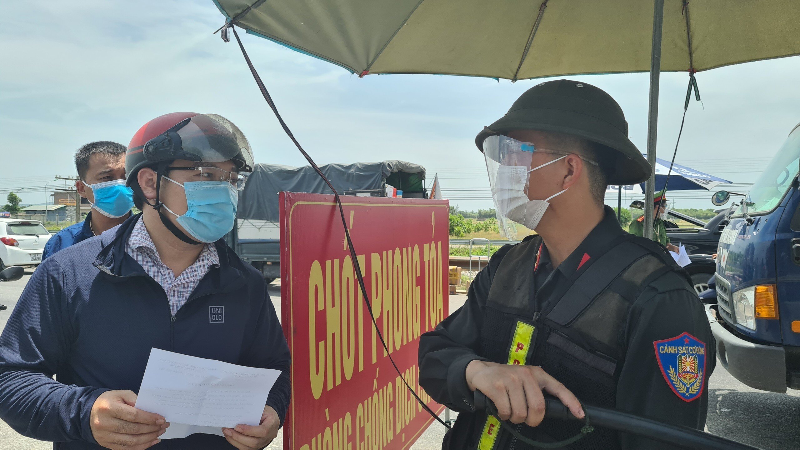 Lực lượng chức năng căng m&igrave;nh kiểm so&aacute;t tại c&aacute;c chốt ph&ograve;ng dịch nhằm kh&ocirc;ng để dịch bệnh l&acirc;y lan