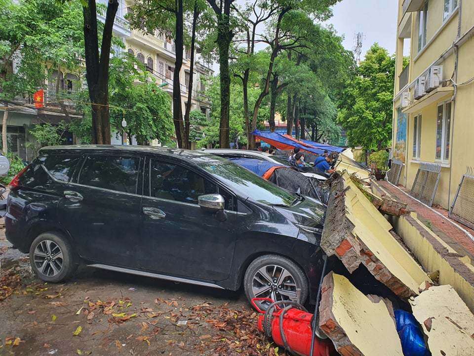Đại diện C&ocirc;ng an phường Mai Dịch cho biết, đang điều tra nguy&ecirc;n nh&acirc;n vụ việc