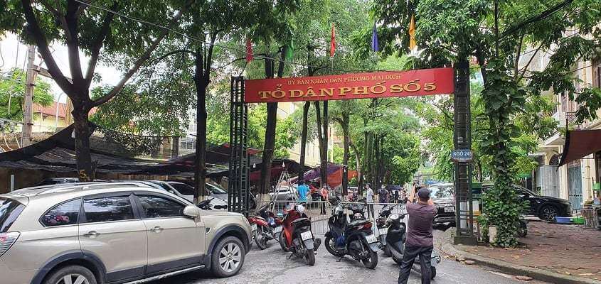 Hiện trường xảy ra vụ sập tường trường mầm non đ&egrave; bẹp h&agrave;ng chục xế hộp l&agrave; con ng&otilde; 245, phố Mai Dịch, phường Mai Dịch, H&agrave; Nội