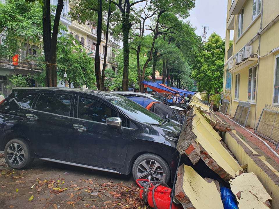Một bức tường d&agrave;i khoảng 50m đ&atilde; đổ sập, đ&egrave; l&ecirc;n 12 &ocirc;t&ocirc; đỗ san s&aacute;t cạnh tường