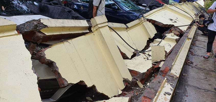 S&aacute;ng 8/7, bức tường trường mầm non Mai Dịch bất ngờ đổ sập, đ&egrave; bẹp h&agrave;ng chục xế hộp