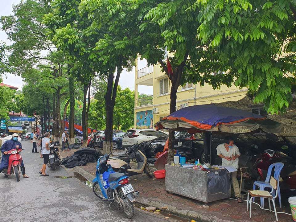 Vụ việc khiến người d&acirc;n t&ograve; m&ograve;, h&oacute;ng xem. Thời điểm đổ tường xảy ra v&agrave;o khoảng 4h s&aacute;ng n&ecirc;n may mắn kh&ocirc;ng c&oacute; thiệt hại về người