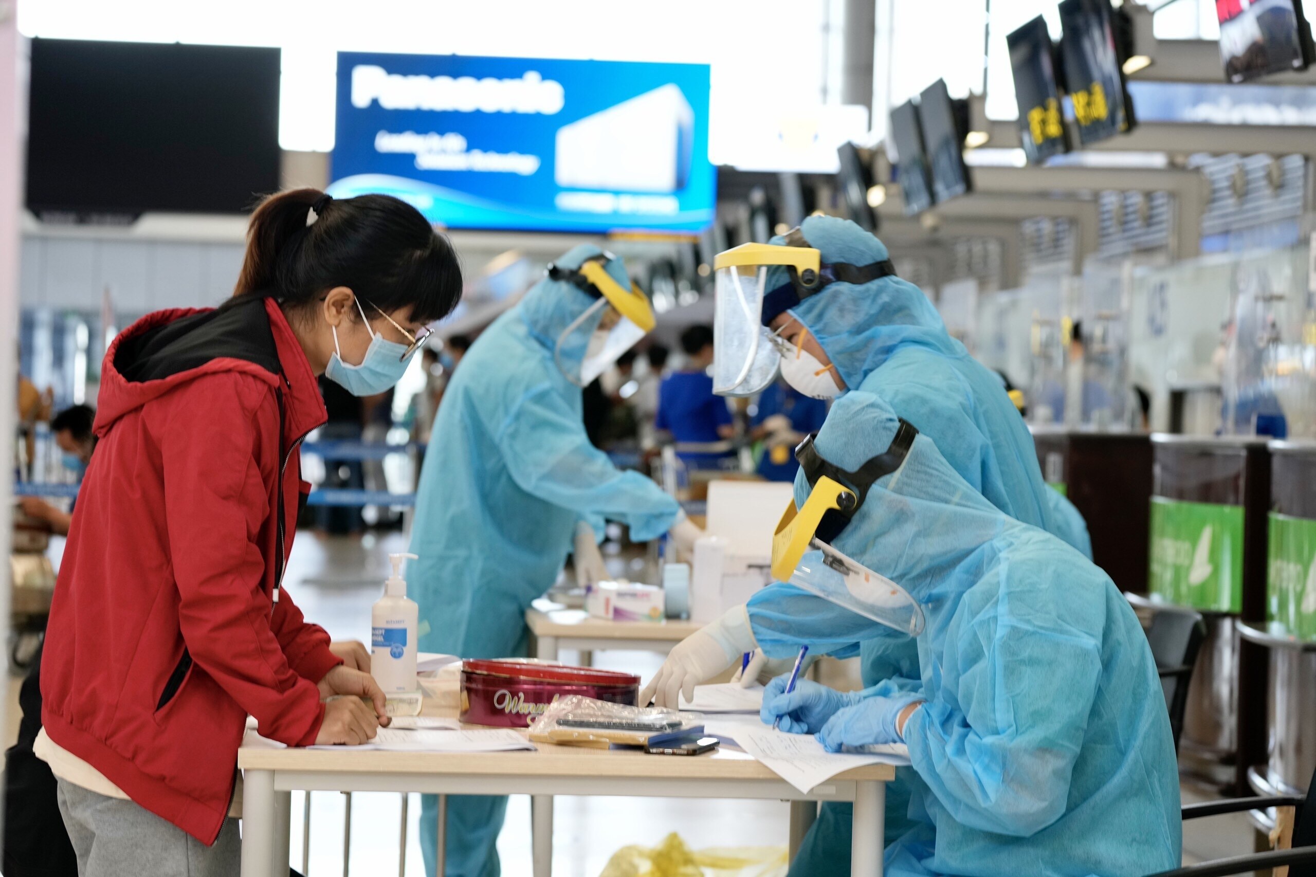 Để hỗ trợ h&agrave;nh kh&aacute;ch c&oacute; nhu cầu v&agrave; những người chưa kịp thực hiện x&eacute;t nghiệm khi l&ecirc;n đến s&acirc;n bay, ng&agrave;y 9/7/2021, Cảng HKQT Nội B&agrave;i đ&atilde; c&oacute; văn bản đề nghị Trung t&acirc;m Y tế huyện S&oacute;c Sơn cung cấp dịch vụ test nhanh Covid-19 ngay tại Nh&agrave; ga h&agrave;nh kh&aacute;ch T1.