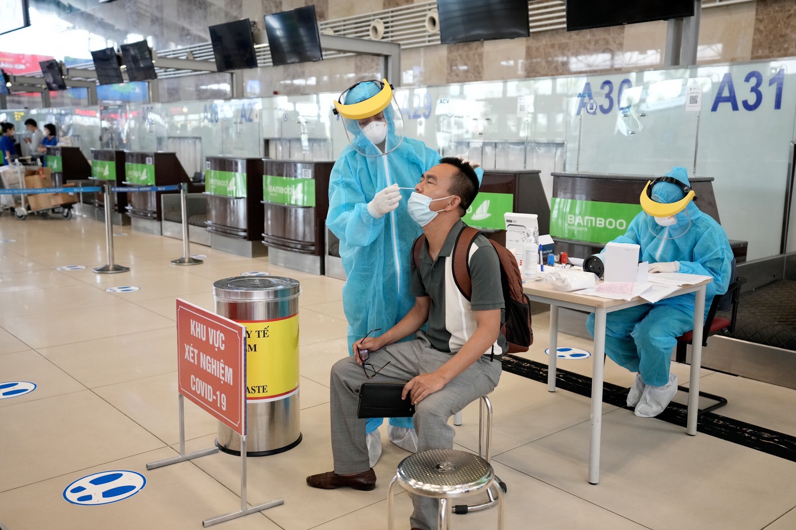 Từ 7h s&aacute;ng nay (10/7/2021), Trung t&acirc;m y tế huyện S&oacute;c Sơn đ&atilde; nhanh ch&oacute;ng triển khai ekip lấy mẫu test nhanh tại Nh&agrave; ga h&agrave;nh kh&aacute;ch quốc nội (T1).