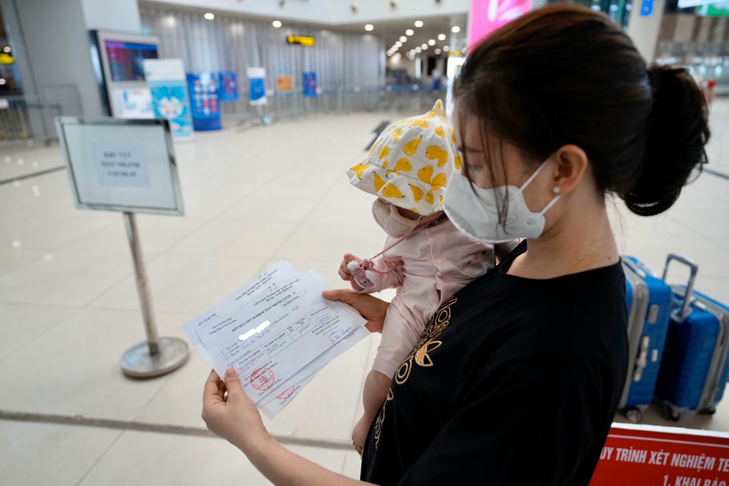 Ứng ph&oacute; với diễn biến dịch phức tạp, h&agrave;nh kh&aacute;ch đi t&agrave;u bay được y&ecirc;u cầu chấp h&agrave;nh c&aacute;c hướng dẫn của nh&acirc;n vi&ecirc;n trong d&acirc;y chuyền phục vụ bay; đảm bảo khai b&aacute;o y tế điện tử trước khi l&ecirc;n t&agrave;u bay; đeo khẩu trang trong suốt thời gian bay, thực hiện gi&atilde;n c&aacute;ch tại nh&agrave; ga.