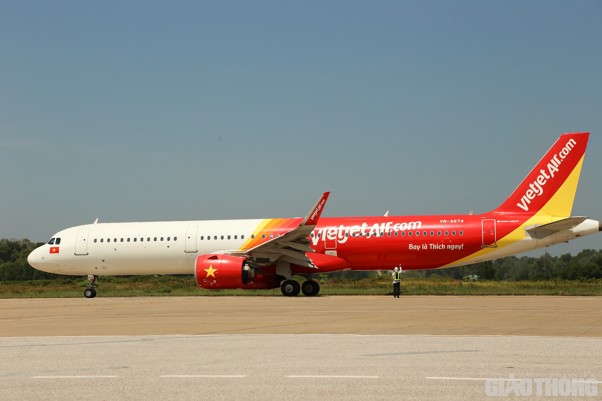 Thợ m&aacute;y h&atilde;ng h&agrave;ng kh&ocirc;ng Vietjet ch&agrave;o tạm biệt đo&agrave;n y b&aacute;c sĩ Nghệ An tăng viện v&agrave;o TP.HCM.