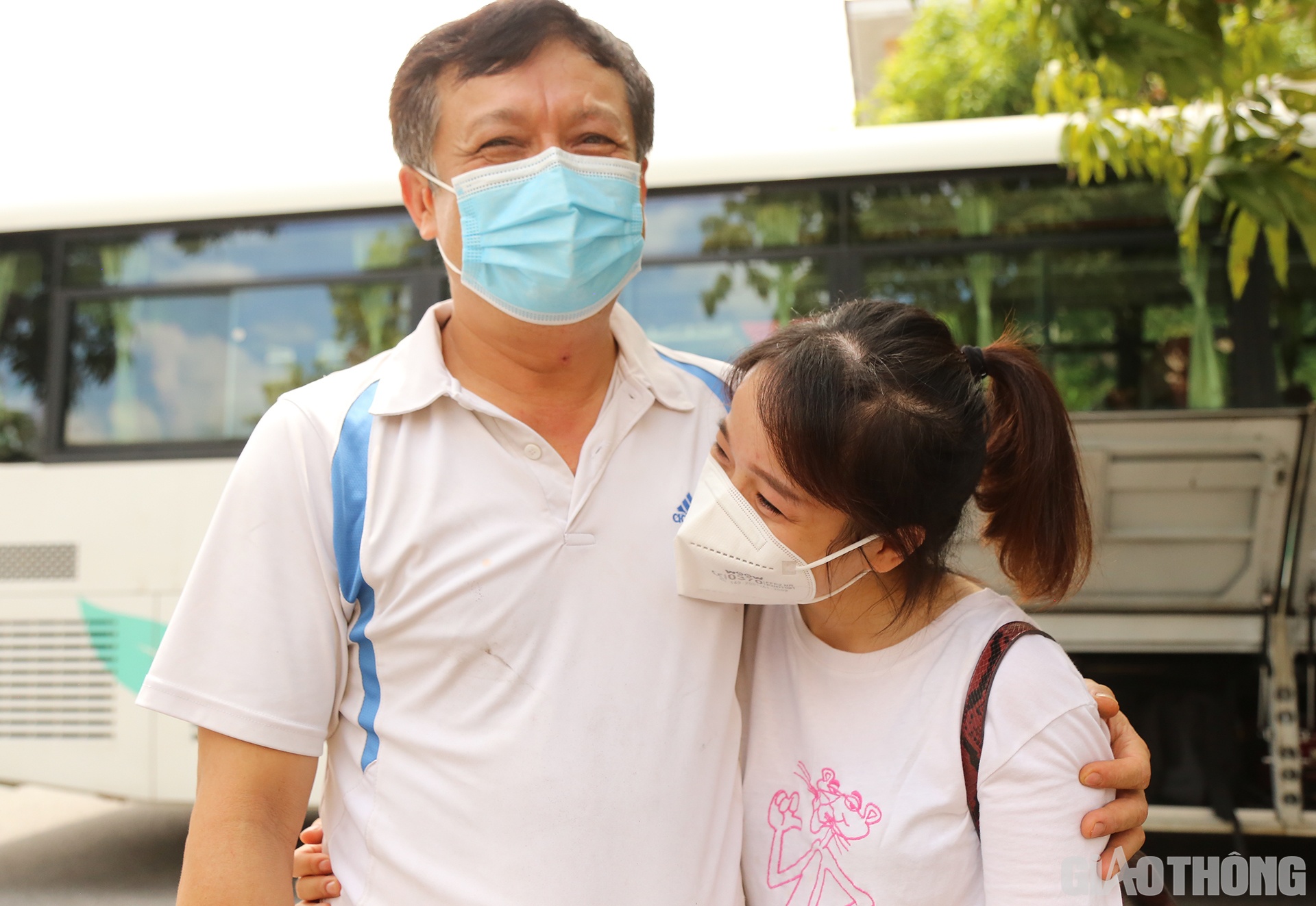 Đ&acirc;y l&agrave; chuyến đi S&agrave;i G&ograve;n đầu ti&ecirc;n trong đời n&ecirc;n điều dưỡng Nguyễn Thị Thu Hải - Bệnh viện Sản nhi Nghệ An được bố v&agrave; bạn th&acirc;n tiễn ch&acirc;n đến tận xe.