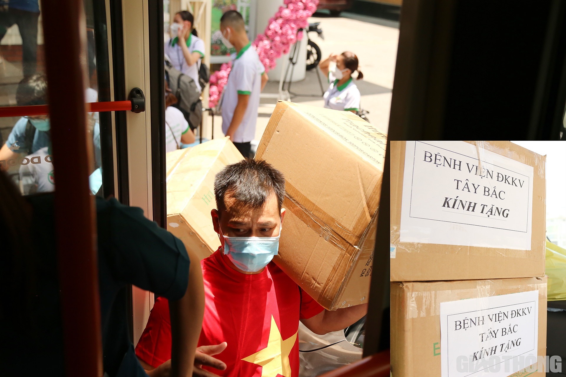 B&ecirc;n cạnh tăng viện về nh&acirc;n lực, c&aacute;c bệnh viện ở Nghệ An cũng gửi tặng TP.HCM những trang thiết bị y tế để g&oacute;p phần ph&ograve;ng, chống dịch.