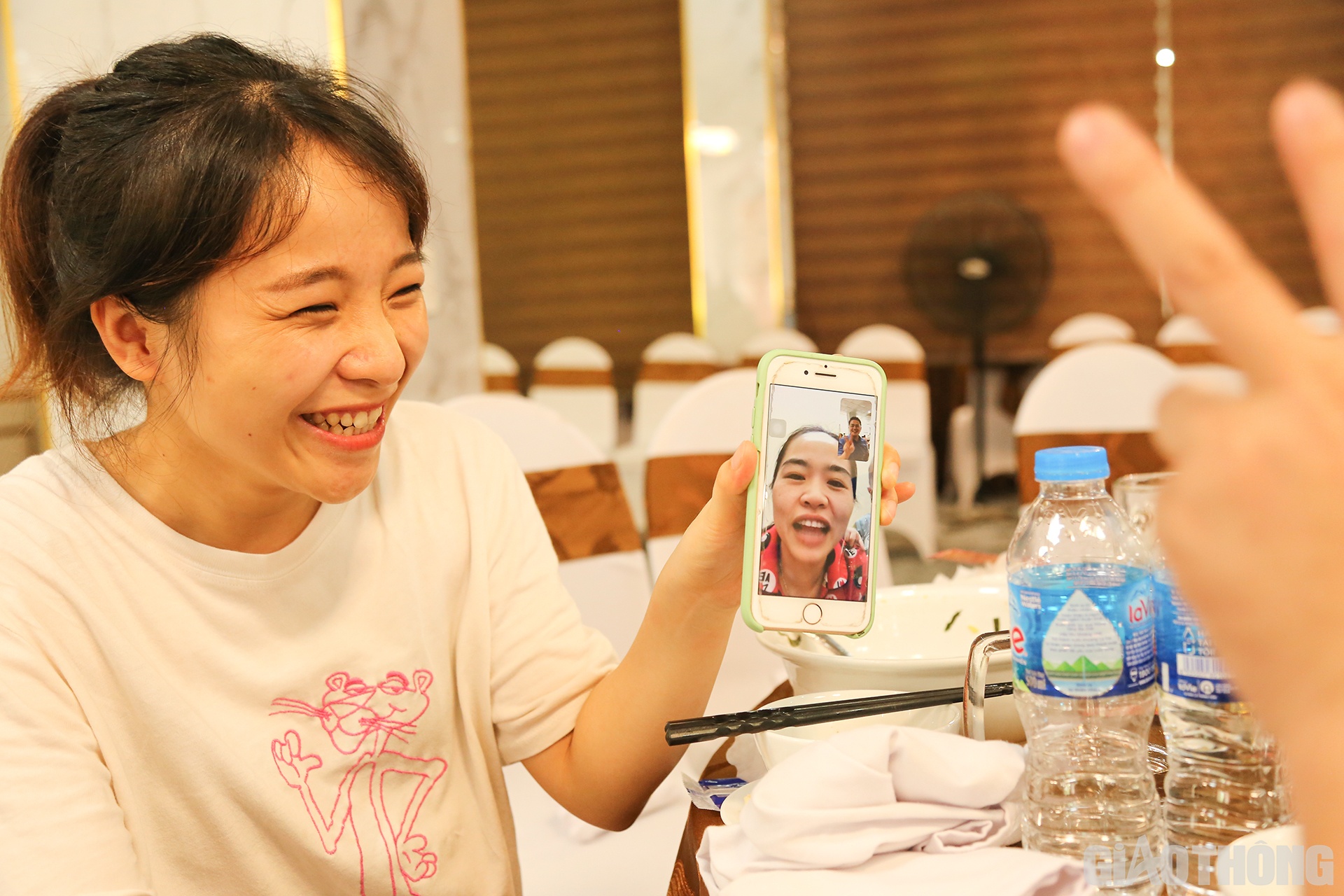 C&aacute;c y b&aacute;c sĩ ch&agrave;o tạm biệt đồng nghiệp qua điện thoại trước giờ l&ecirc;n đường.