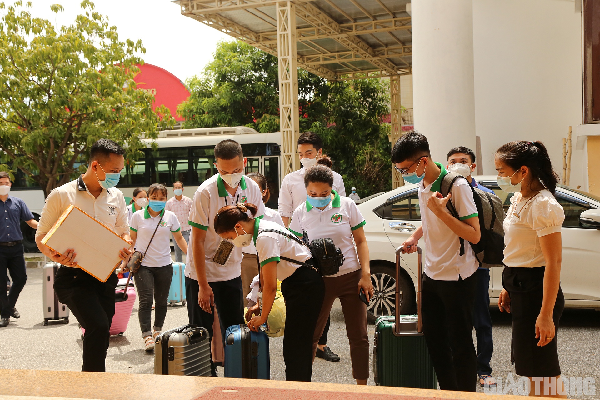 Trưa 12/7, Sở Y tế Nghệ An tổ chức lễ xuất qu&acirc;n cho đo&agrave;n c&aacute;n bộ, y, b&aacute;c sĩ t&igrave;nh nguyện tỉnh Nghệ An tăng viện cho TP.HCM ph&ograve;ng, chống dịch Covid-19.