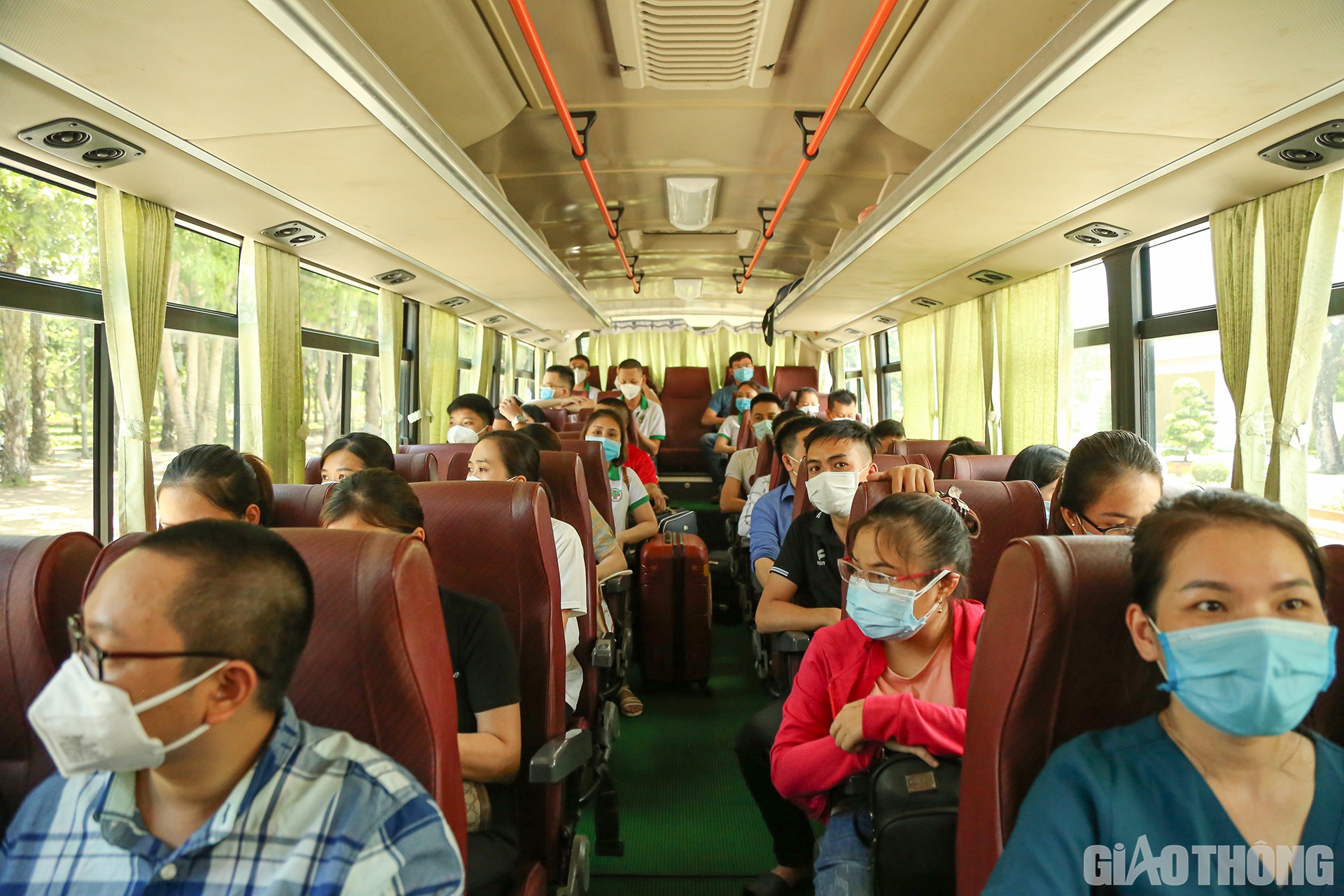 Trong 60 b&aacute;c sĩ, điều dưỡng v&agrave; kỹ thuật vi&ecirc;n, c&oacute; 31 nữ. Họ l&agrave; những c&aacute;n bộ y tế đang c&ocirc;ng t&aacute;c tại c&aacute;c Bệnh viện Hữu nghị Đa khoa tỉnh, Bệnh viện Sản Nhi Nghệ An, Bệnh viện Nội tiết, Bệnh viện Phổi Nghệ An, Bệnh viện Chấn thương chỉnh h&igrave;nh; BV Đa khoa khu vực T&acirc;y Bắc, BV Đa khoa TP Vinh, BV Đa khoa Nghi Lộc, BV Đa khoa Diễn Ch&acirc;u, BV Đa khoa Đ&ocirc; Lương, BV Đa khoa Thanh Chương v&agrave; Trung t&acirc;m Y tế Quỳ Hợp, đ&atilde; t&igrave;nh nguyện viết đơn xung phong l&ecirc;n tuyến đầu chống dịch.