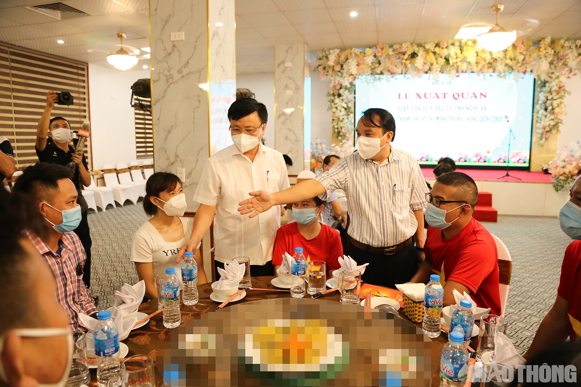 &Ocirc;ng B&ugrave;i Đ&igrave;nh Long - Ph&oacute; Chủ tịch UBND tỉnh Nghệ An (&aacute;o trắng ) v&agrave; Gi&aacute;m đốc Sở Y tế Nghệ An Dương Đ&igrave;nh Chỉ (&aacute;o sọc) trực tiếp tới dự, động vi&ecirc;n c&aacute;c y b&aacute;c sĩ l&ecirc;n đường hỗ trợ TP.HCM dập dịch.