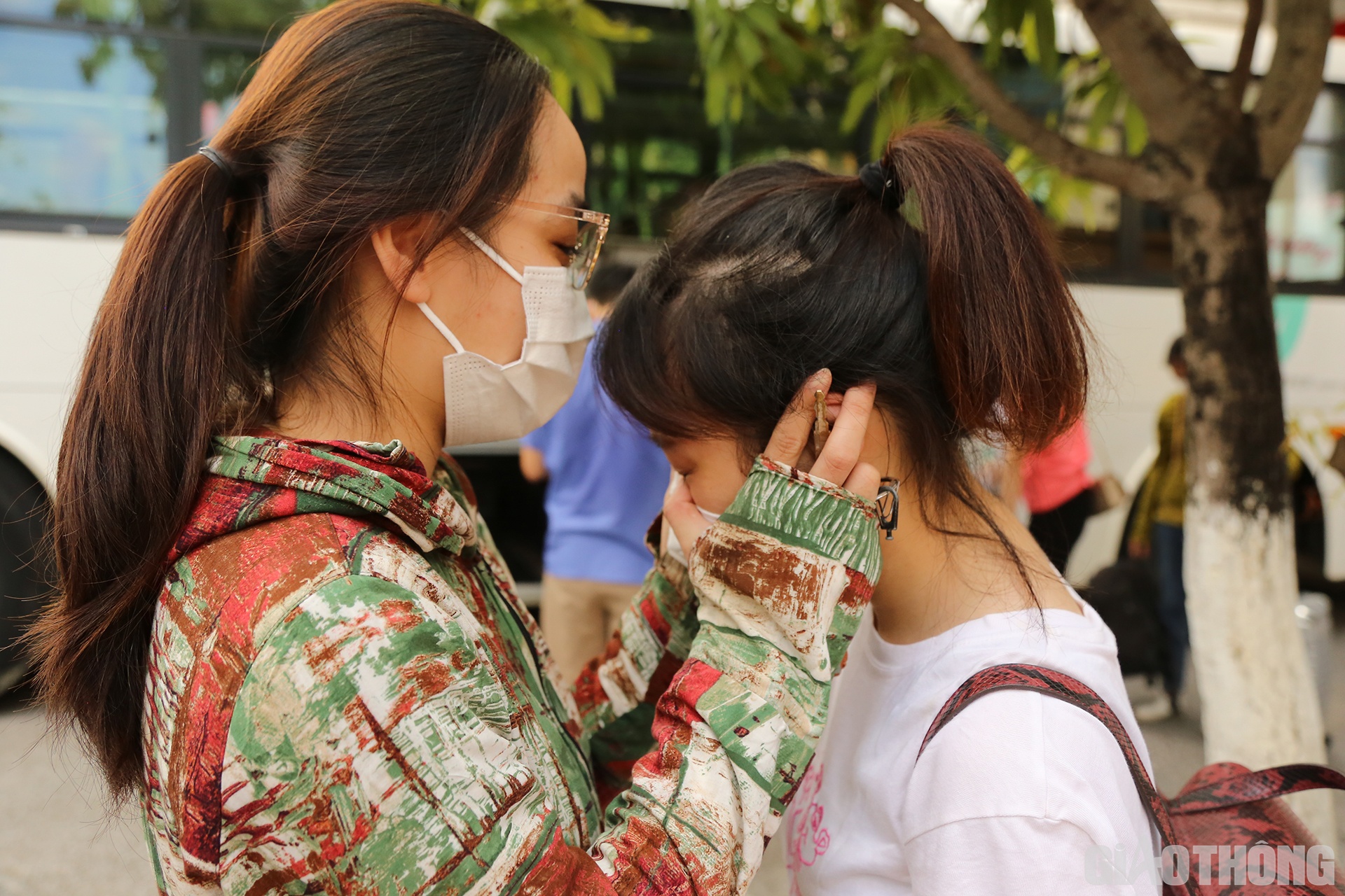 Bạn th&acirc;n dặn d&ograve;, lưu luyến...