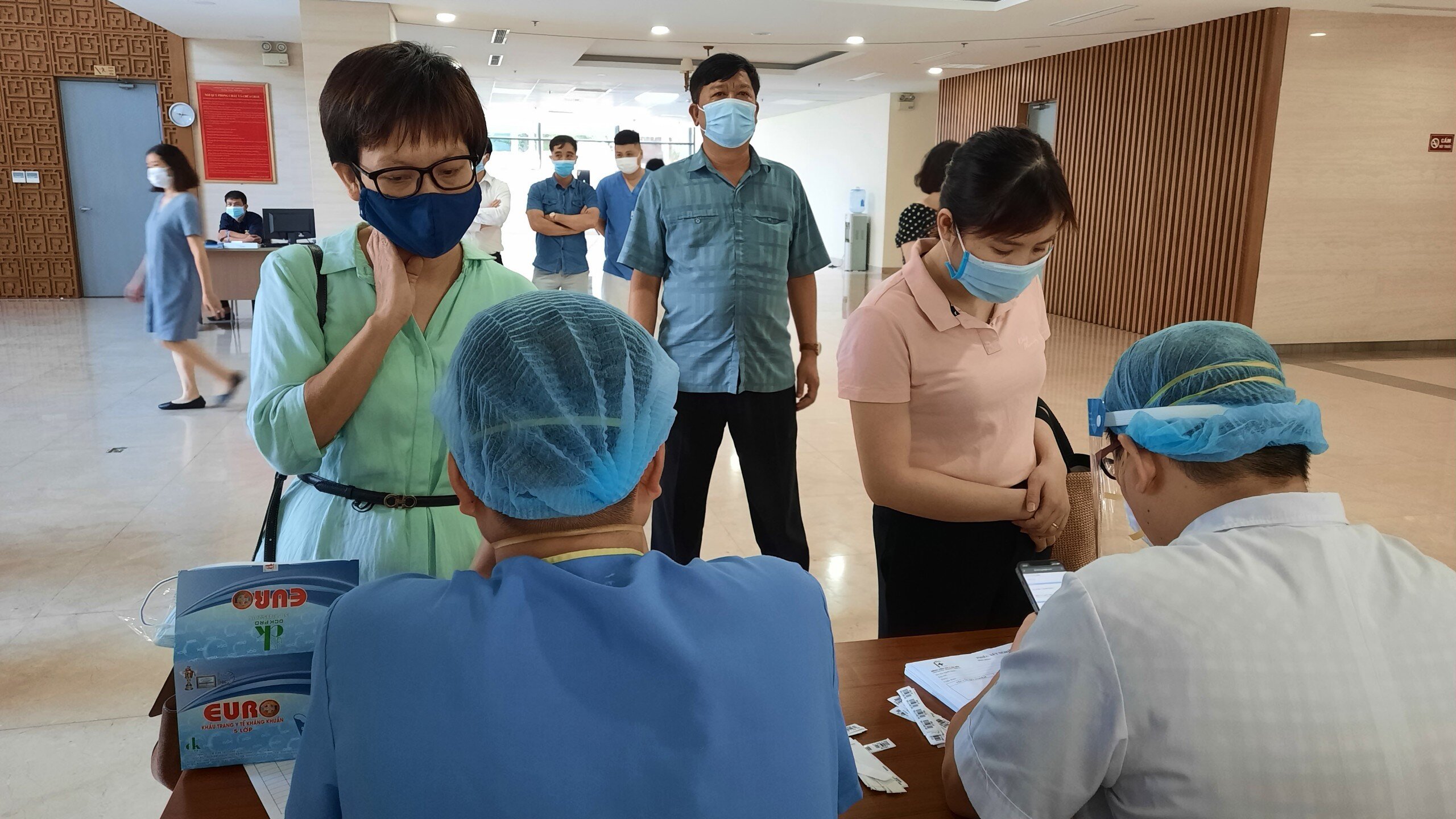 Th&ocirc;ng tin của những người được lấy mẫu x&eacute;t nghiệm sẽ được c&aacute;n bộ y tế nhập trực tiếp tr&ecirc;n hệ thống điện tử.