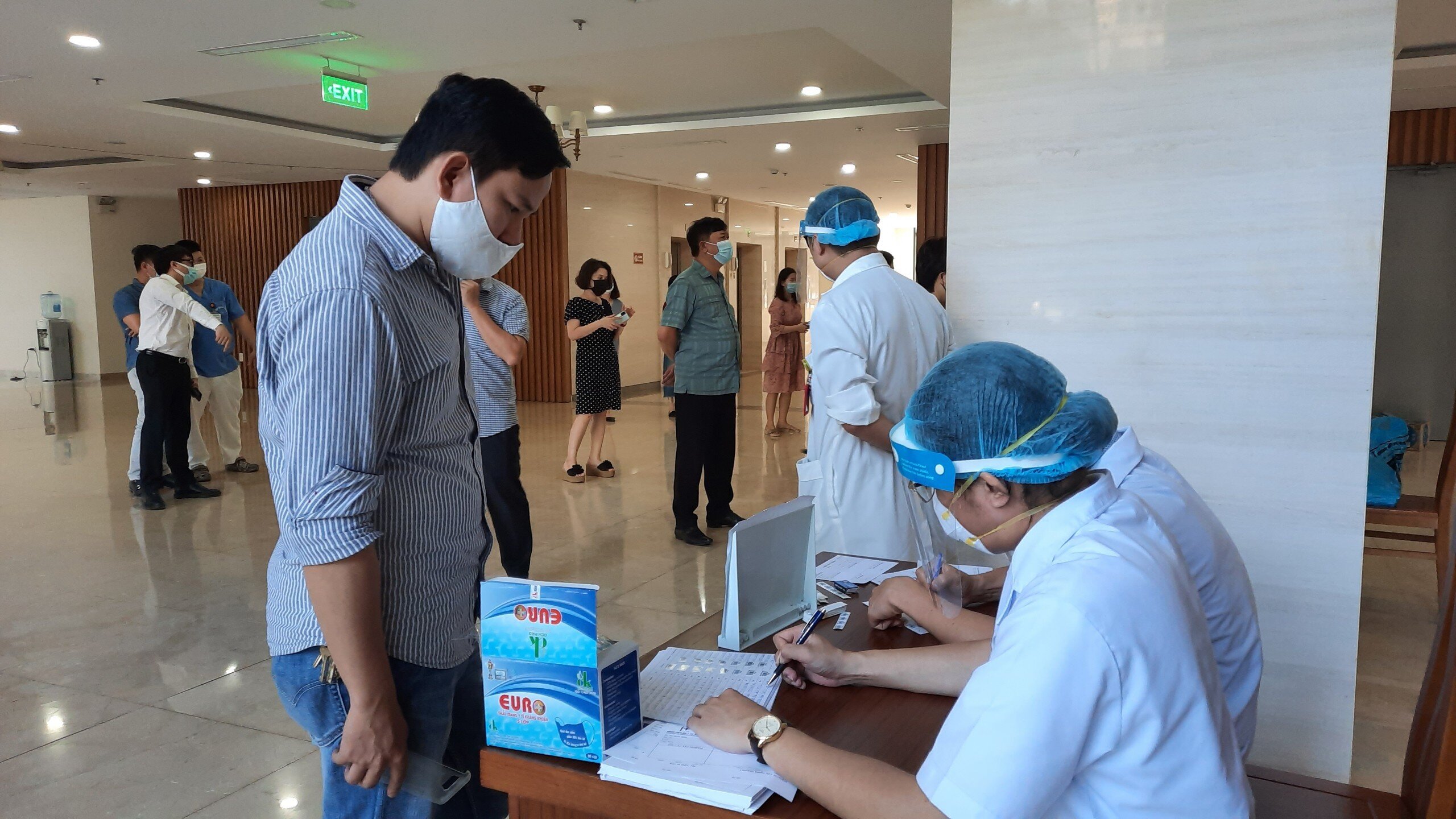 Trước diễn biến phức tạp của dịch Covid-19, Văn ph&ograve;ng Quốc hội sẽ tổ chức x&eacute;t nghiệm Covid-19 hai lần đối với những người tham gia kỳ họp lần n&agrave;y. Sau lần n&agrave;y th&igrave; sẽ tiếp tục x&eacute;t nghiệm lần thứ 2 v&agrave;o ng&agrave;y 18/7.